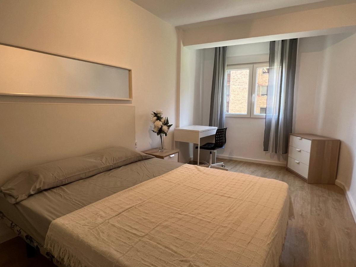 5 Personas En Centro De La Ciudad * Valence
